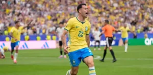 Brasil vence a Japón 2-1 con gol de Martinelli al final del descuento en Mundial
