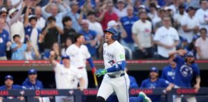 Azulejos aprovechan error de jardineros y vencen