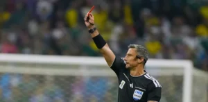 ¿Por qué los árbitros sacan tarjeta roja a jugadores que se tapan la boca al enfrentarse