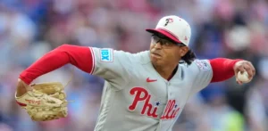 Luzardo domina, Filis pegan tres vuelacercas y vencen a los Reales de Kansas City