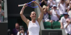 La ucraniana Marta Kostyuk avanza a los cuartos de final de Wimbledon en una visita de Roger Federer