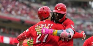 Elly De La Cruz pega jonrón y triple y Cincinnati derrota a los Cachorros