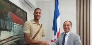 Hansel Enmanuel visita el consulado dominicano en la ciudad de Miami