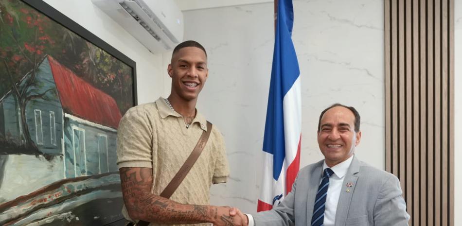 Hansel Enmanuel visita el consulado dominicano en la ciudad de Miami