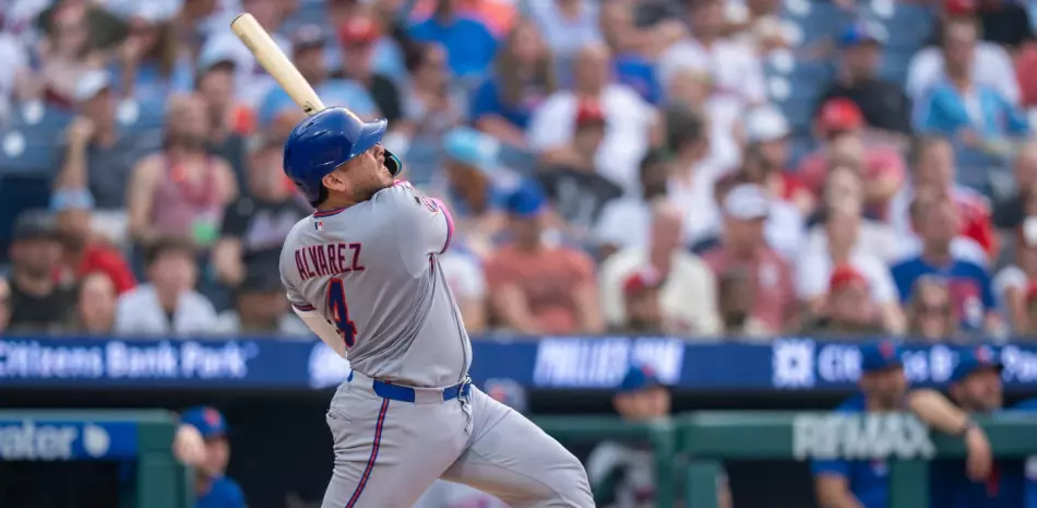 Álvarez batea dos jonrones y Mets vencen a los Filis bajo un cielo lleno de humo