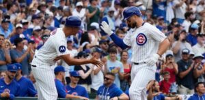Anthony Rizzo atrapa la bola de jonrón de Busch en las gradas del Wrigley Field