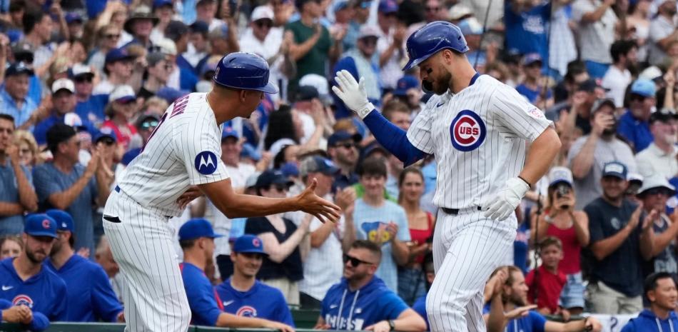 Anthony Rizzo atrapa la bola de jonrón de Busch en las gradas del Wrigley Field