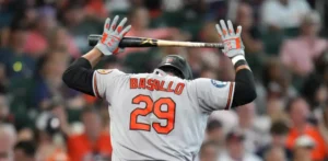 Samuel Basallo abandona el partido en Houston por molestias en el hombro