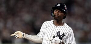 Chisholm Jr. conecta jonrón que rompe empate en la octava y los Yankees vencen a los Dodgers 2-1
