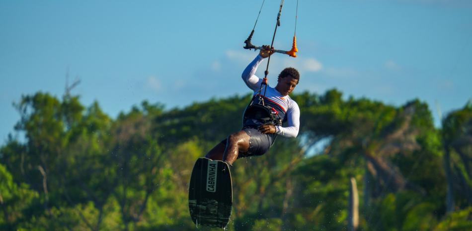Deury Corniel: Su padre lo golpeaba por ir a la playa, y hoy es campeón mundial de Kitesurf