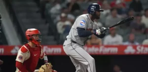 Álvarez pega jonrón 35 y con sencillo en la 9na. guía a los Astros sobre los Angelinos