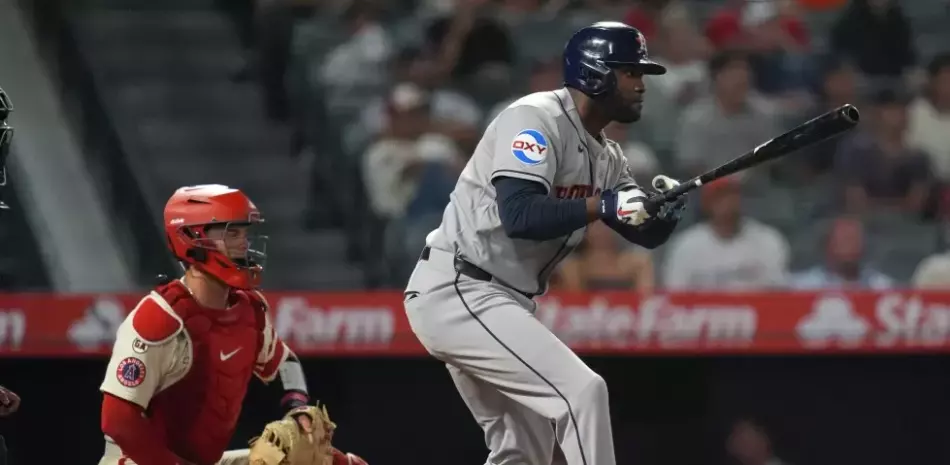 Álvarez pega jonrón 35 y con sencillo en la 9na. guía a los Astros sobre los Angelinos