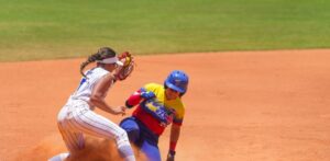 Venezuela noquea a El Salvador en un partido por posicionamiento en softbol femenino