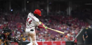 Elly de la Cruz conecta tres dobles, anota en la 9na. y los Rojos superan a Piratas