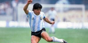 Maradona pasó sus últimos días postrado, hinchado y resignado, contó su masajista