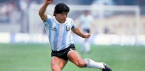 El exfubolista Maradona comía poco y pasaba postrado en cama, revelan en juicio por muerte del ídolo