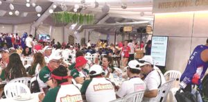 Los mexicanos extrañan el picante en la comida de la villa