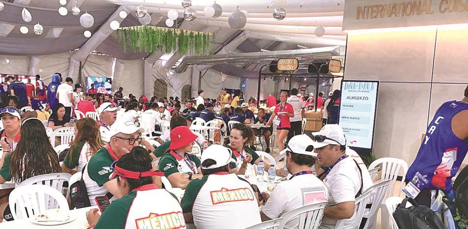 Los mexicanos extrañan el picante en la comida de la villa