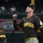 Padres se acercan a un juego en la lucha por el comodín, vencen a Diamondbacks
