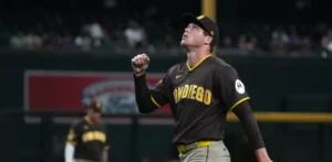 Padres se acercan a un juego en la lucha por el comodín, vencen a Diamondbacks