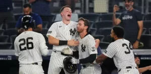 Yankees remontan con 2 outs en la novena y vencen a los Braves 3-2 en 10 entradas
