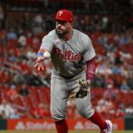 Edmundo Sosa y Kyle Scwarber lideran triunfo de Filadelfia sobre Cardenales
