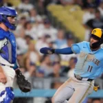 Cerveceros anotan tres en la novena para vencer 5-4 a Dodgers y Edwin Díaz