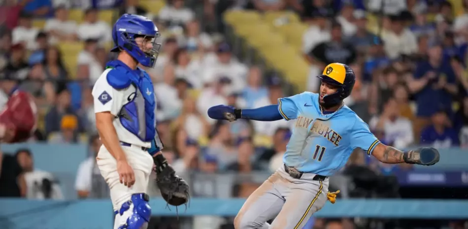 Cerveceros anotan tres en la novena para vencer 5-4 a Dodgers y Edwin Díaz