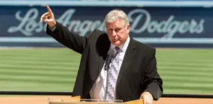 Muere Tommy John, cuyo nombre lleva una cirugía pionera que salvó carreras en MLB