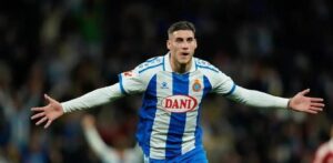 El Espanyol golea al Levante por 3-0 y Racing desperdicia ventaja