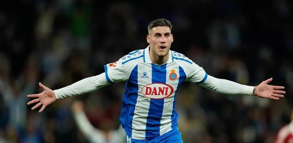 El Espanyol golea al Levante por 3-0 y Racing desperdicia ventaja