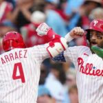Arraez jonronea y los Filis barren Marlins y a Sand