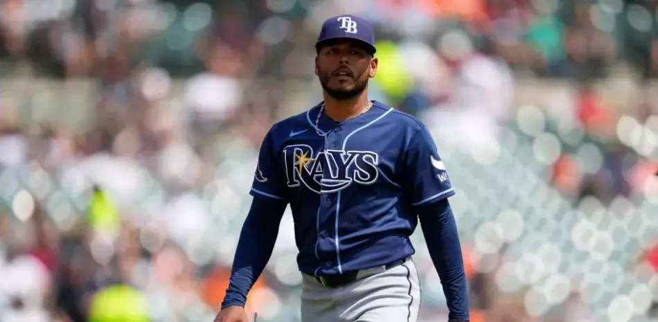 Freddy Peralta lanza seis entradas sin carrera y los Rays vencen 3-0