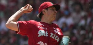 Trevor Bauer es contratado por las Estrellas Orientales