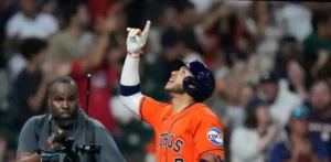 Jeremy Peña pega su jonrón 20