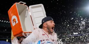 Sencillo de Story con las bases llenas en el décimo guía Boston al triunfo