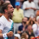Cobolli remonta de dos sets abajo ante Comeseña en un lluvioso día del US Open