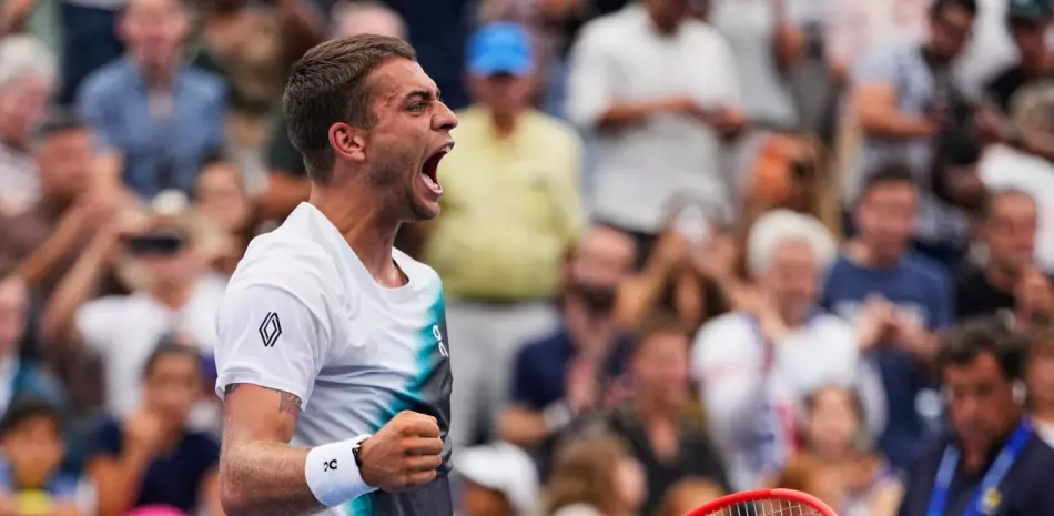 Cobolli remonta de dos sets abajo ante Comeseña en un lluvioso día del US Open