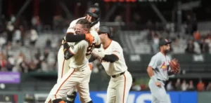 Whitcomb decide en la 11ma. y los Gigantes superan a los Cardenales
