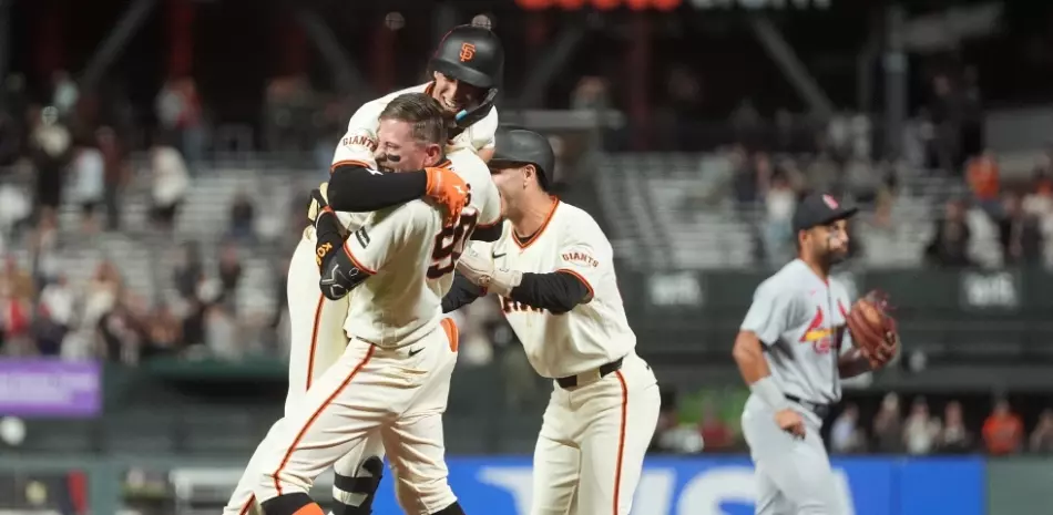 Whitcomb decide en la 11ma. y los Gigantes superan a los Cardenales