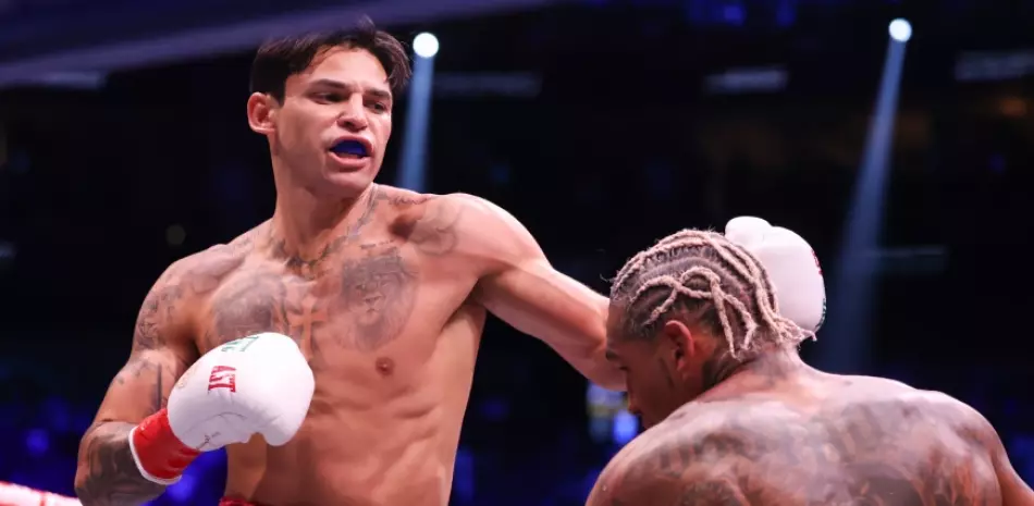 Ryan Garcia noquea en el segundo a Conor Benn y defiende el título wélter del CMB