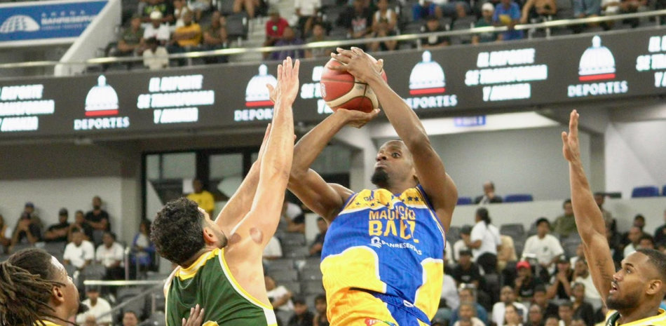 Mauricio Báez inicia con victoria en el torneo de baloncesto superior