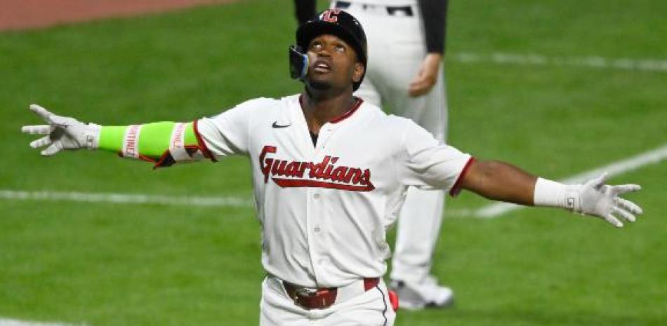 Angel Martínez jonronea a ambos lados del pentágono y Guardianes siguen en primer lugar