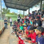 Comisionado Nacional de Béisbol impacta a cientos de niños en jornada educativa en Boyá