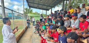 Comisionado Nacional de Béisbol impacta a cientos de niños en jornada educativa en Boyá