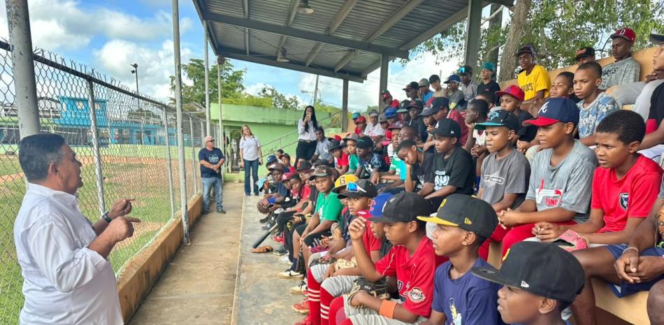 Comisionado Nacional de Béisbol impacta a cientos de niños en jornada educativa en Boyá