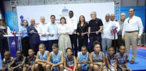 Gobierno entrega remozado multiuso del Club Los Gladiadores en Guachupita