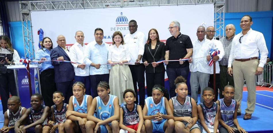 Gobierno entrega remozado multiuso del Club Los Gladiadores en Guachupita
