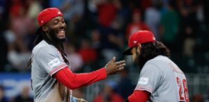 Elly conecta su jonrón número 30 y los Rojos remontan para lograr una victoria de 7-6 sobre Bravos