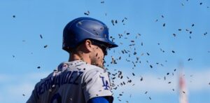 Kiké Hernández batea un jonrón de desempate y los Dodgers vencen a los Gigantes 4-3